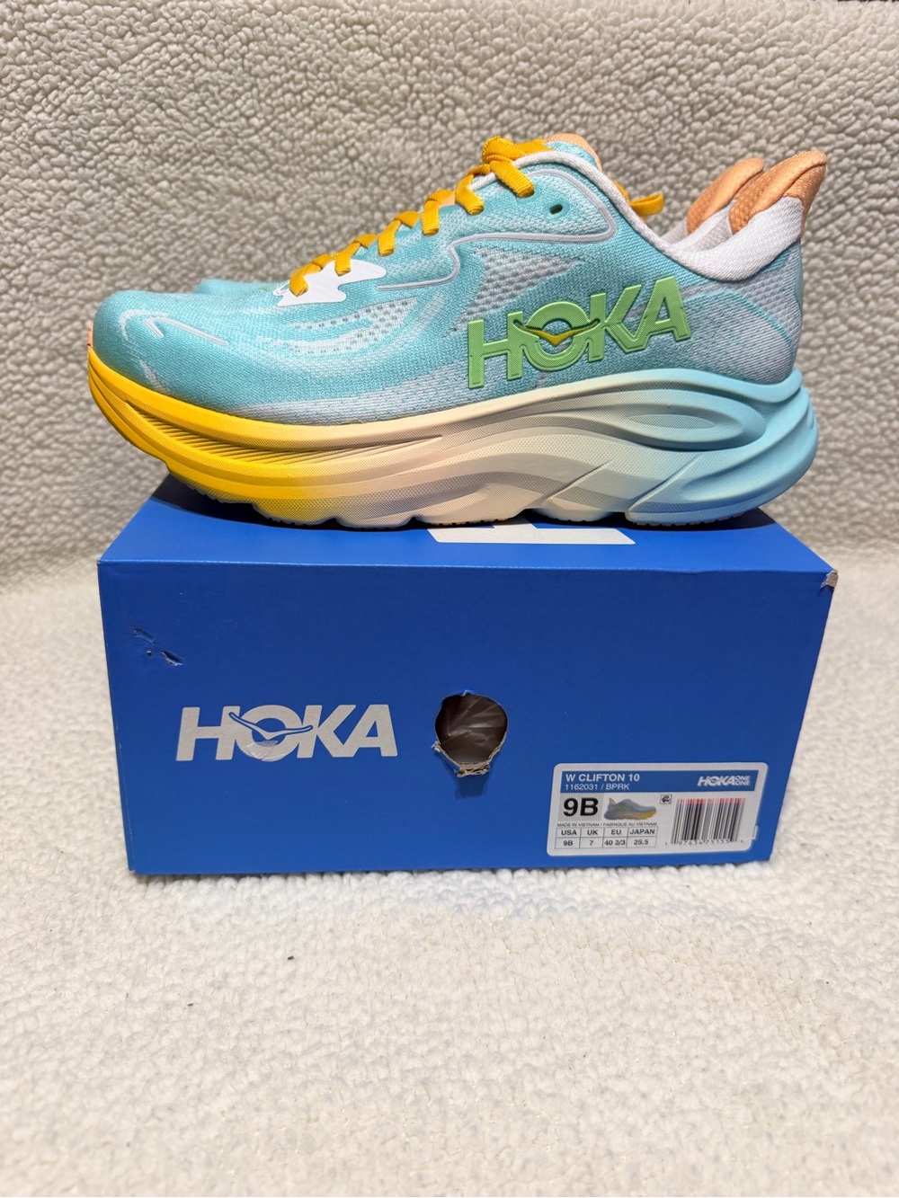 HOKA Clifton 10 Sneaker in Aqua with Yellow Accents Women’s Size 9B